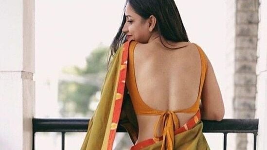 బ్యాక్ లెస్ బ్లౌజ్ డిజైన్