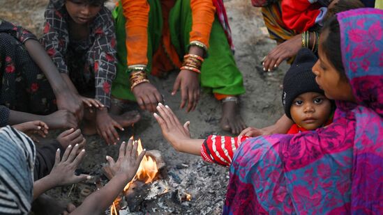 తెలుగు రాష్ట్రాల్లో చలితీవ్రత పెరిగింది. ఆంధ్రప్రదేశ్‌లోని ఏజెన్సీ ప్రాంతాల్లో కనిష్ట ఉష్ణోగ్రతలు 8డిగ్రీల కంటే కనిష్టానికి తగ్గాయి. తెలంగాణలో సైతం చలి తీవ్రత పెరిగింది. తెలంగాణలో పలు ప్రాంతాల్లో పగటి సమయంలో కూడా &nbsp;మంచుతెరలు వీడటం లేదు.&nbsp;