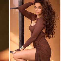 <p>టాలీవుడ్‌లో ఇటీవల యూత్‌లో బాగా క్రేజ్ తెచ్చుకున్న హీరోయిన్స్‌లో భాగ్యశ్రీ బోర్సే ఒకరు. మాస్ మహారాజ్ రవితేజతో మిస్టర్ బచ్చన్ సినిమాలో నటించిన ఈ ముద్దుగుమ్మ.. రొమాంటిక్ స్టెప్స్‌తో కుర్రకారుని కట్టిపడేసింది.&nbsp;</p>
