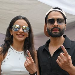 <p>Bollywood Vote: టాలీవుడ్ తోపాటు బాలీవుడ్ లోనూ నటిస్తూ జాకీ భగ్నానీ పెళ్లి చేసుకున్న రకుల్ ప్రీత్ సింగ్ భర్తతో కలిసి ఓటు వేసి వచ్చింది.</p>