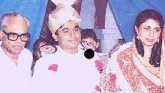 ఏఆర్ రెహమాన్ భార్య సైరా బాను విడాకులు తీసుకున్నారు. ఈ విషయం సౌత్, నార్త్ సినీ ఇండస్ట్రీలో హాట్ టాపిక్ అవుతోంది. ఈ నేపథ్యంలో ఏఆర్ రెహమాన్ సైరా బాను పెళ్లి ఫొటోలు వైరల్ కాగా.. విడాకులకు గల కారణాలు ఆసక్తి కలిగిస్తున్నాయి.&nbsp;