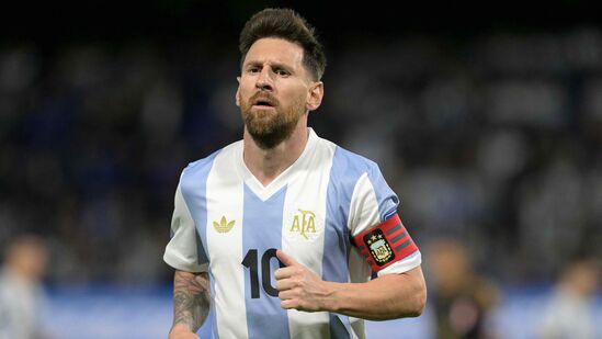 Lionel Messi in India: భారత్ అనగానే ముందుగా గుర్తుకు వచ్చేది క్రికెట్. అయితే దేశంలో ఫుట్ బాల్ అభిమానుల సంఖ్య కూడా భారీగానే ఉంది. అందుకే అర్జెంటీనా స్టార్ ప్లేయర్ అయిన మెస్సీకి ఇండియాలోనూ భారీ ఎత్తున ఫ్యాన్ ఫాలోయింగ్ ఉండటం విశేషం.