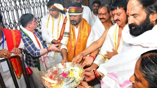 మంత్రులతో కలిసి &nbsp;వేములవాడ ఆలయంలో పూజలు చేస్తున్న సీఎం రేవంత్‌ రెడ్డి, చిత్రంలో కొండా సురేఖ, పొన్నం , శ్రీధర్‌బాబు, &nbsp;ఉత్తమ్, &nbsp;పొంగులేటి