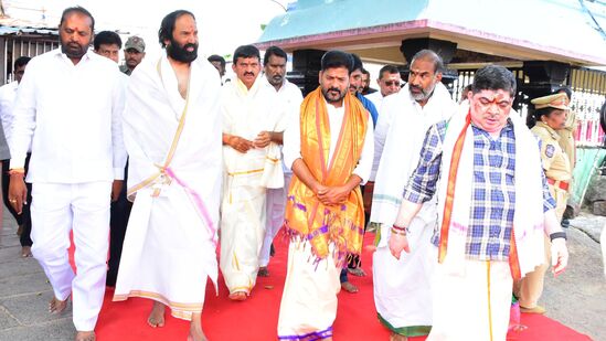 మంత్రులు ఉత్తమ్ కుమార్ రెడ్డి, పొంగులేటి, పొన్నం ప్రభాకర్లతో కలిసి వేములవాడ రాజరాజేశ్వరి దేవి ఆలయంలో దర్శనానికి వెళుతున్న సీఎం రేవంత్ రెడ్డి <p>మంత్రులు ఉత్తమ్ కుమార్ రెడ్డి, పొంగులేటి, పొన్నం ప్రభాకర్లతో కలిసి వేములవాడ రాజరాజేశ్వరి దేవి ఆలయంలో దర్శనానికి వెళుతున్న సీఎం రేవంత్ రెడ్డి</p>