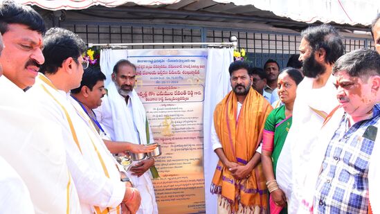 వేముల వాడ ఆలయ అభివృద్ధి పనులకు శంకుస్థాపన అనంతరం మంత్రులతో సీఎం రేవంత్‌ రెడ్డి