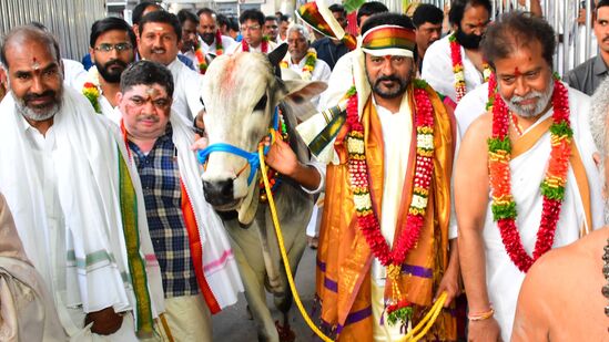 వేముల వాడ ఆలయంలో కోడె మొక్కులు చెల్లించుకునేందుకు వెళుతున్న సీఎం రేవంత్‌ రెడ్డి