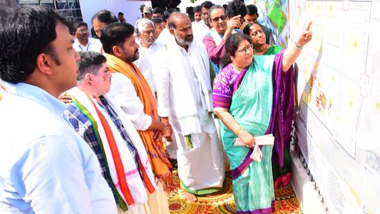 ఆలయ అభివృద్ధి పనుల ప్రణాళికను ముఖ్యమంత్రికి వివరిస్తున్న దేవాదాయ శాఖ కార్యదర్శి శైలజా రామయ్యార్