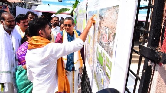 వేములవాడ ఆలయ అభివృద్ధి ప్రణాళికను పరిశీలిస్తున్న సీఎం రేవంత్‌ రెడ్డి