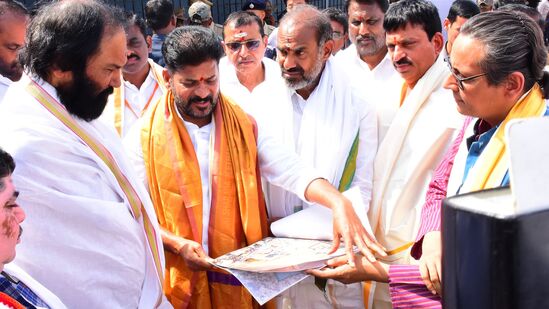 వేములవాడ ఆలయం అభివృద్ధి పనుల ప్రణాళికను పరిశీలిస్తున్న సీఎం రేవంత్ రెడ్డి, ఉతమ్ కుమార్ రెడ్డి