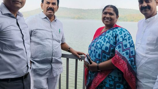 లక్నవరం ఐలాండ్ లో పర్యాటకుల ఆహ్వాదానికి ప్రాధాన్యమిస్తూ పచ్చని ఉద్యాననవనాలు ఉన్నాయి. మొత్తం 21 కాటేజీలు ఉన్నాయి. ఈ 21కాటేజీల్లో నాలుగింటిని కుటుంబసభ్యులతో బస చేసేందుకు వచ్చే వారికి ఇవ్వనున్నారు.&nbsp;