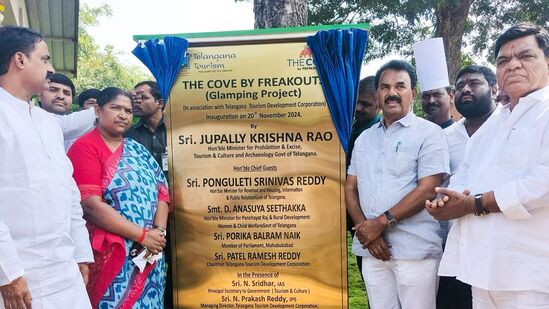 ఈ ద్వీపంలో ఐదు ఈత కొలనులు ఉండగా వాటిలో నాలుగింటిని వ్యక్తిగత కాటేజీలకు అనుబంధంగా నిర్మించారు.&nbsp;