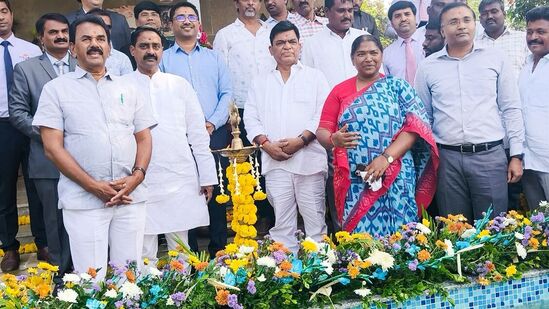 ద్వీపాల అనుభూతిని పొందేందుకు పర్యాటకుల కోసం మంచి ఏర్పాట్లు చేసినట్ల మంత్రి జూపల్లి కృష్ణారావు తెలిపారు. లక్నవరం జలాశయంలోని మూడోద్వీపం మాల్దీవులు, మున్నార్, సిమ్లా, అండమాన్‌ దీవులను తలపిస్తుందని చెప్పారు.