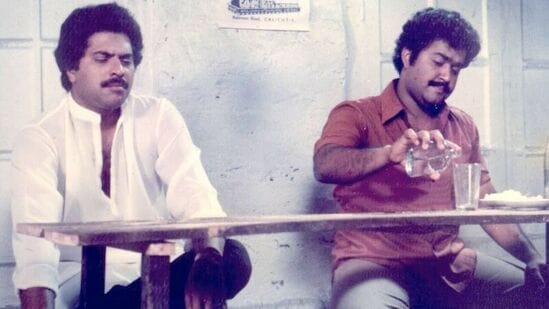 1981లో వ‌చ్చిన ఊతికాచ్ఛియ పొన్ను అనే మూవీలో తొలిసారి మ‌మ్ముట్టి, మోహ‌న్‌లాల్ క‌లిసి న‌టించారు. 1982లో వ‌చ్చిన ప‌డ‌యోట్టం మూవీలో మోహ‌న్ లాల్ తండ్రిగా నెగెటివ్ క్యారెక్ట‌ర్‌లో మ‌మ్ముట్టి క‌నిపించాడు.