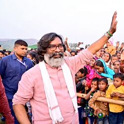 జార్ఖండ్ సీఎం హేమంత్ సోరెన్ బర్హైత్ స్థానం నుంచి 39,791 ఓట్ల ఆధిక్యంతో గెలుపొందారు. బీజేపీ అభ్యర్థి గామ్లియెల్ హెంబ్రోమ్ ను ఓడించారు.