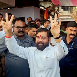 <p>ఎన్డీఏ కూటమి విజయం నేపథ్యంలో నిర్వహించిన సంబరాల్లో మహారాష్ట్ర ప్రస్తుత సీఎం ఏక్​నాథ్​ శిండే పాల్గొన్నారు.</p>