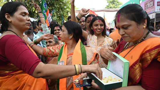 మహారాష్ట్ర అసెంబ్లీ ఎన్నికల్లో ఘన విజయం అనంతరం ముంబైలో స్వీట్లు పంచుతున్న బీజేపీ కార్యకర్తలు