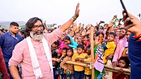 జార్ఖండ్ సీఎం హేమంత్ సోరెన్ బర్హైత్ స్థానం నుంచి 39,791 ఓట్ల ఆధిక్యంతో గెలుపొందారు. బీజేపీ అభ్యర్థి గామ్లియెల్ హెంబ్రోమ్ ను ఓడించారు.