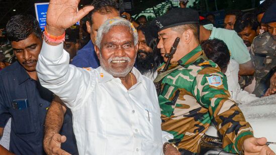 ఎన్నికలకు ముందు బీజేపీలో చేరిన జార్ఖండ్ మాజీ సీఎం చంపాయ్ సోరెన్ సెరైకెలా స్థానం నుంచి 20,447 ఓట్ల తేడాతో విజయం సాధించారు. షెడ్యూల్డ్ తెగలకు రిజర్వ్ చేయబడిన ఏకైక స్థానం బిజెపి గెలిచింది.