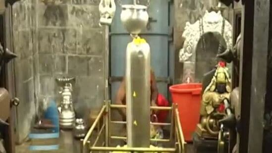 ప్రధాన ఆలయానికి తూర్పున అశ్వత్థ నారాయణ వృక్షం ఉంది. సంతానం లేనివారు, లౌకిక సమస్యలతో సతమతమవుతున్న వారు ఈ వృక్షాన్ని భక్తితో కొలిస్తే సంతతి కలుగుతుందనీ, సమస్యలు పరిష్కారం అవుతాయనీ భక్తులు విశ్వసిస్తారు. సప్త గోదావరిగా వ్యవహరించే పవిత్ర పుష్కరిణికి వెళ్లే తోవలో సప్తర్షులు, అరుంధతీ దేవి ప్రతిమలు ఉన్నాయి. అత్రి, భృగు, కౌస్త, వశిష్ఠ, గౌతమ, కశ్యప, అంగీరస రుషులు, వశిష్ఠుడి ధర్మపత్ని అరుంధతి శిల్పాలు చిన్న చిన్న గుళ్లలో దర్శనమిస్తాయి. ప్రధాన ప్రాకారంలో అనేక మంటపాలున్నాయి. వాటిని కొట్టార, గాంగేయరాయ, గండభేరుండదేవ, నంది, దీపావళి, నాట్య, శనివార, గయ, అర్క, తిరుచుట్టుమాలిక, మృగయా రామ మంటపాలని అంటారు.