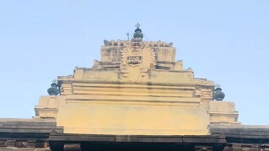 భీమేశ్వరుణ్ణి దర్శించేందుకు భక్తులు మొత్తం అయిదు ప్రాకారాలు దాటాల్సి ఉంటుంది. బయటి ప్రహరీ నుంచి వెళ్తే, ఇంకో ప్రాకారం వస్తుంది. దాని మధ్య ప్రధానాలయం రెండు అంతస్థులుగా ఉంటుంది. రెండో ప్రాకారం నుంచి గర్భాలయానికి వెళ్లడానికి మెట్లుంటాయి. సుమారు ఇరవై అడుగుల ఎత్తుండే పైఅంతస్థులో మళ్లీ మూడు ప్రాకారాలు ఉంటాయి. వీటిని ప్రదక్షిణ చేస్తూ గర్భాలంయంలోకి ప్రవేశించవచ్చు. ఈ ప్రదక్షిణ మార్గాన్నే ‘చీకటి కోణం’ అంటారు. విద్యుచ్ఛక్తి లేని రోజుల్లో ఈ ప్రాకారాలు కటిక చీకటితో నిండి ఉండేవి. అందువల్ల వీటిలోని మొదటి రెండు ప్రాకారాల గోడలపై రాతి బొడిపెలు కనిపిస్తాయి. మునుపు ఈ బొడిపెల్లో నవరత్నాలు పొదిగారనీ, అవి భక్తులకు వెలుగులు అందించేవనీ అంటారు. చివరిగా అయిదో ప్రాకారంలో స్ఫటిక లింగ రూపంలో భీమేశ్వరుడు భక్తులకు తన దర్శన భాగ్యాన్ని ప్రసాదిస్తాడు. దిగువ అంతస్థులోని అట్టడుగు పీఠం నుంచి భీమేశ్వర లింగం, సుమారు నలభై అడుగుల పొడవు ఉంటుంది.