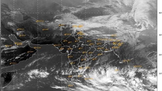 ఆగ్నేయ బంగాళాఖాతం, దానికి ఆనుకుని ఉన్న హిందూ మహాసముద్రంలో ఏర్పడిన అల్పపీడనం బలపడిందని ఏపీ విపత్తు నిర్వహణ సంస్థ డైరెక్టర్ రోణంకి కూర్మనాథ్ తెలిపారు. అల్పపీడనం పశ్చిమ-వాయువ్య దిశగా కదిలి రేపు (నవంబర్ 25న) దక్షిణ బంగాళాఖాతంలో వాయుగుండంగా మారే అవకాశం ఉందని వెల్లడించారు.