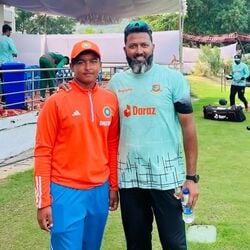 <p>ఈ ఏడాది జ‌న‌వ‌రిలో బీహార్ టీమ్ త‌ర‌ఫున రంజీల్లోకి ఎంట్రీ ఇచ్చాడు వైభ‌వ్‌. ప్ర‌స్తుతం ముస్తాక్ అలీ టోర్నీ ఆడుతోన్న వైభ‌వ్ ...రాజ‌స్థాన్‌తో జ‌రిగిన మ్యాచ్‌లో ఆరు బాల్స్‌లో ప‌ద‌మూడు ప‌రుగులు చేశాడు. ఈ మ్యాచ్‌లో రెండు సిక్స‌ర్లు కొట్టాడు.</p>