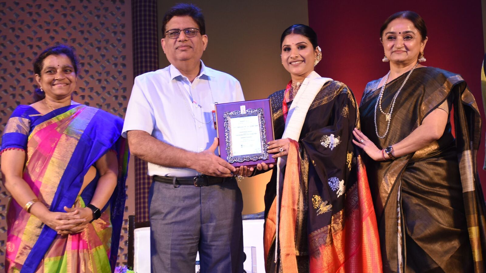 Singer Mangli: సింగర్ మంగ్లీకి అరుదైన గౌరవం.. న్యూ ఢిల్లీలో అవార్డ్ అందుకున్న గాయనీ