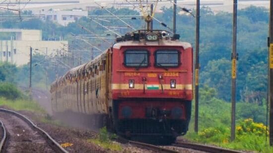 AP Trains Information: ప్రయాణికులకు అల‌ర్ట్‌ - నాలుగు రైళ్లు రద్దు, వందే భార‌త్ ఎక్స్‌ప్రెస్ స‌హా 10 రైళ్లు రీషెడ్యూల్