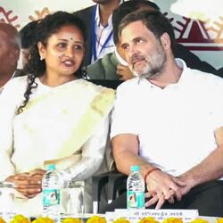 <p>జార్ఖండ్ ముఖ్యమంత్రిగా జేఎంఎం నేత హేమంత్ సోరెన్ ప్రమాణ స్వీకారం సందర్భంగా జెేఎంఎం నేత, హేమంత్ సోరెన్ భార్య కల్పన సోరెన్ తో కాంగ్రెస్ సీనియర్ నాయకుడు రాహుల్ గాంధీ</p>