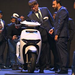 <p>హోండా యాక్టివా ఇ స్కూటర్ పొడవు 1854 మిమీ, వెడల్పు 700 మిమీ, ఎత్తు 1125 మిమీ. గ్రౌండ్ క్లియరెన్స్ 171 ఎంఎం కాగా, ద్విచక్రవాహనానికి 1310 ఎంఎం వీల్ బేస్ ఉంది. మునుపటి మాదిరిగానే ఇది 675 మిమీ పొడవుతో సింగిల్, పొడవైన సీటును పొందుతుంది. స్కూటర్ బరువు 118 కిలోలు.</p>