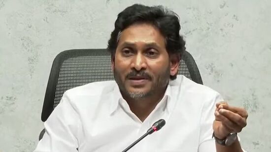 మీడియాతో మాట్లాడుతున్న వైఎస్ జగన్