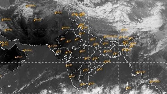 మరోవైపు తెలంగాణకు ఐఎండీ కీలక అలర్ట్ ఇచ్చింది. తుఫాన్ ప్రభావంతో రేపట్నుంచి వర్షాలు కురిసే అవకాశం ఉంది. రేపు(నవంబర్ 29) పలు జిల్లాల్లో తేలికపాటి నుంచి మోస్తారు వర్షాలు కురిసే అవకాశం ఉందని హైదరాబాద్ వాతావరణ కేంద్రం తెలిపింది. ఇక నవంబర్ 30వ తేదీన కొత్తగూడెం, ఖమ్మం, నల్గొండ, సూర్యాపేట, నాగర్ కర్నూల్, వనపర్తి, గద్వాల జిల్లాల్లో ఉరుములు, మెరుపులతో కూడిన వర్షాలు కురిసే అవకాశం ఉంది. ఈ జిల్లాలకు ఎల్లో హెచ్చరికలు జారీ అయ్యాయి.&nbsp;