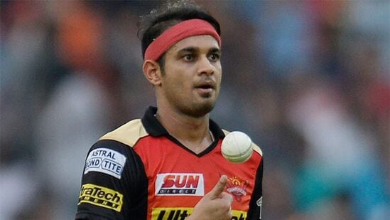 Siddharth Kaul Retirement: ఐపీఎల్ 2025 మెగా వేలంలో అమ్ముడుపోకపోవడంతో సిద్ధార్థ్ కౌల్ కీలక నిర్ణయం తీసుకున్నాడు. గురువారం(నవంబర్ 28) సిద్ధార్థ్ అన్ని ఫార్మాట్ల క్రికెట్ కు వీడ్కోలు పలికాడు. ఒకప్పుడు టీమిండియాకు ఆడిన ఈ స్టార్ పేసర్ సోషల్ మీడియాలో సుదీర్ఘ పోస్ట్ తో క్రికెట్ కు గుడ్ బై చెప్పాడు.&nbsp;