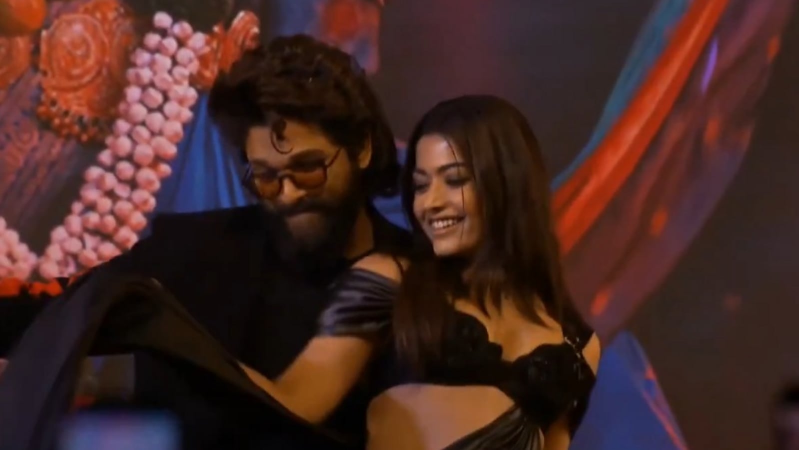 Allu Arjun Rashmika Dance: ముంబయిలో స్టేజ్‌పై స్టెప్‌లు వేసిన అల్లు అర్జున్, రష్మిక మంధాన.. ఇంతకీ ఏం పాటకో తెలుసా?