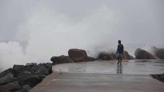 రేపు ఉదయం తీరం దాటనున్న ఫెంగల్ తుపాను