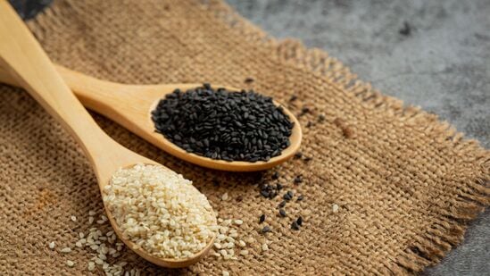 Black vs White Sesame Seeds: నల్లు నువ్వులు, తెల్ల నువ్వులు.. వేటిలో పోషకాలు ఎక్కువ? ఆరోగ్యానికి ఏవి బెస్ట్? (Photo: Freepik)