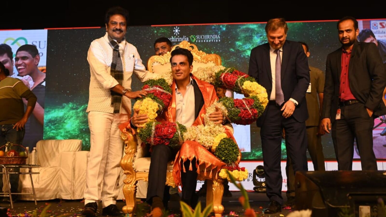 Sonu Sood: రియల్ లైఫ్ హీరో సోనూ సూద్‌కు ప్రతిష్టాత్మక అవార్డ్.. తెలుగు వారిని కుటుంబ సభ్యులుగా చూస్తానంటూ కామెంట్స్