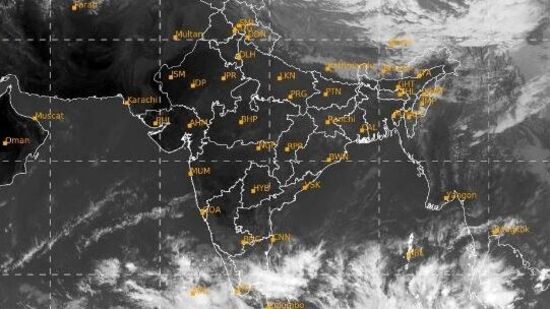 మరోవైపు ఏపీలో ఇవాళ దక్షిణకోస్తా, రాయలసీమలో అక్కడక్కడ భారీ వర్షాలు కురిసే అవకాశం ఉందని ఏపీ విపత్తుల నిర్వహణ సంస్థ పేర్కొంది. ఆకస్మిక వరదల పట్ల లోతట్టు ప్రాంత ప్రజలు అప్రమత్తంగా ఉండాలని హెచ్చరించింది.. రైతులు తగిన జాగ్రత్తలు తీసుకోవాలని సూచించింది.