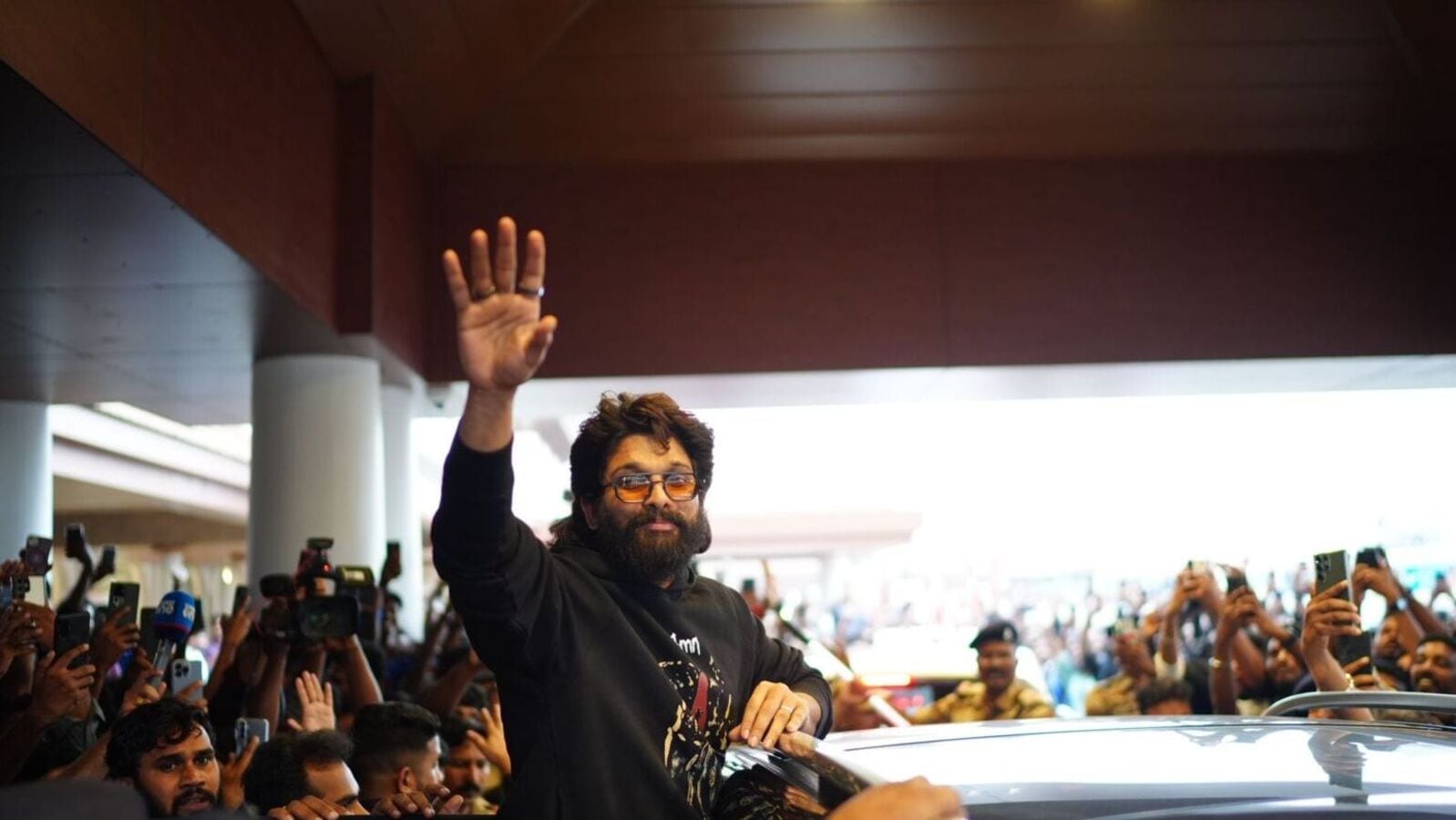 Allu Arjun Police Case: అల్లు అర్జున్ ఆ పదం వాడినందుకు పోలీసు కేసు నమోదు... ఫ్యాన్స్‌ని ఉద్దేశిస్తూ మాట్లాడి చిక్కుల్లో!