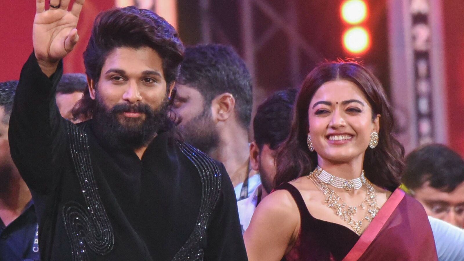 Pushpa 2 Ticket Price: పుష్ప 2 టికెట్‌కు 1800.. తిట్టుకుంటున్న నెటిజన్స్.. నెల ఆగితే బీరు బిర్యానీతో చూడొచ్చు అంటూ!