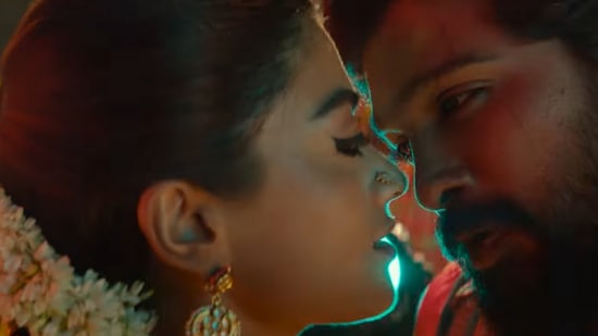 మాస్ ఆడియెన్స్‌ని ఆకట్టుకునేలా లుంగీతో అల్లు అర్జున్ ఈ పాటలో కనిపించగా.. అందాల్నిఆరబోస్తూనే రష్మిక మంధాన మాస్ స్టెప్‌ల‌తో కట్టిపడేసింది&nbsp;&nbsp;