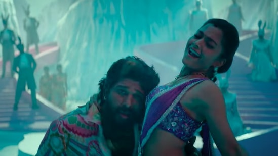 పుష్ప 2 నుంచి ఇప్పటికే విడుదలైన కిస్సిక్ సాంగ్ యూట్యూబ్‌లో రికార్డ్ వ్యూస్‌తో దూసుకెళ్తోంది. ఈ ఐటెం సాంగ్‌కి అల్లు అర్జున్‌తో కలిసి శ్రీలీల డ్యాన్స్ చేసింది.&nbsp;
