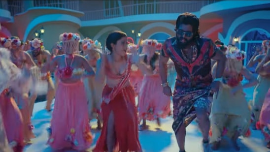 మాస్ బీట్‌తో రూపొందిన ఈ పీలింగ్స్ సాంగ్‌కి చంద్రబోస్ లిరిక్స్ అందించగా.. దేవిశ్రీ ప్రసాద్ సంగీతం అందించారు. లక్ష్మీదాస, శంకర్‌బాబు కందుకూరి ఈ పాటని పాడారు.&nbsp;&nbsp;