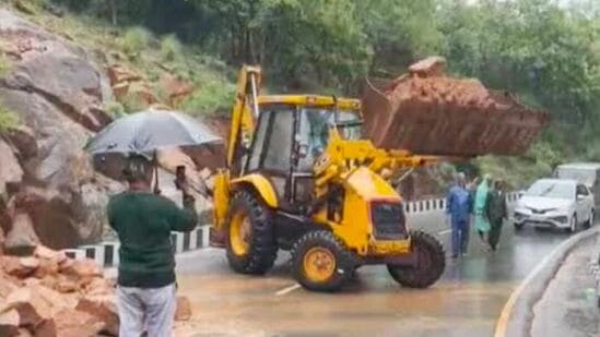 తిరుమల ఘాట్ రోడ్డులో విరిగిపడ్డ కొండచరియలు