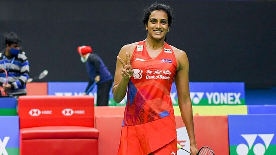 PV Sindhu Wedding: హైదరాబాద్ కు చెందిన 29 ఏళ్ల భారత బ్యాడ్మింటన్ క్రీడాకారిణి పీవీ సింధు రెండో ఇన్నింగ్స్ ప్రారంభించబోతోంది. రియో ఒలింపిక్స్, టోక్యో ఒలింపిక్స్ లలో పతకాలు గెలిచిన ఆమె.. పెళ్లి పీటలెక్కబోతోంది. రెండేళ్ల తర్వాత ఈ మధ్యే సయ్యద్ మోదీ ఇంటర్నేషనల్ టైటిల్ గెలిచిన సింధు.. ఇప్పుడు పెళ్లి రూపంలో మరో గుడ్ న్యూస్ ఇచ్చింది.