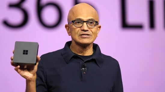 Satya Nadella: సత్య నాదెళ్ల 2014 నుండి మైక్రోసాఫ్ట్‌కు CEO గా నాయకత్వం వహించారు. అతను 1992లో కంపెనీలో చేరాడు. క్లౌడ్ కంప్యూటింగ్‌ టీమ్ కు నేతృత్వం వహించారు. నాదెళ్ల హైదరాబాద్‌లో ఎలక్ట్రికల్ ఇంజినీరింగ్ చదివారు. విస్కాన్సిన్ విశ్వవిద్యాలయంలో తదుపరి విద్యను అభ్యసించారు.