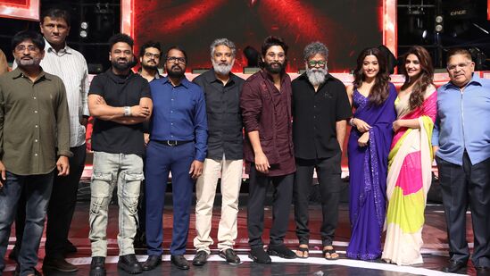 Pushpa 2 Pre Release Event: పుష్ప 2 ప్రీరిలీజ్ ఈవెంట్లో అల్లు అర్జున్ చేసిన కామెంట్స్ వైరల్ అయ్యాయి. అతడు తన మూవీని బాహుబలి, ఆర్ఆర్ఆర్ లాంటి సినిమాలతో పోల్చడం విశేషం.