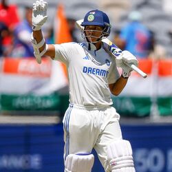 <p>ICC Test Rankings: ఐసీసీ టెస్టు ర్యాంకుల్లో టీమిండియా యువ ఓపెనర్ యశస్వి జైస్వాల్ రెండు స్థానాలు దిగజారాడు. పెర్త్ టెస్టులో సెంచరీ తర్వాత రెండో స్థానానికి చేరిన అతడు.. ఇప్పుడు నాలుగో స్థానంలో ఉన్నాడు. న్యూజిలాండ్ తో జరిగిన టెస్టులో ఇంగ్లండ్ బ్యాటర్ హ్యారీ బ్రూక్ సెంచరీ చేసి రెండో స్థానానికి ఎగబాకాడు. జో రూట్ తొలి స్థానంలో, కేన్ విలియమ్సన్ మూడో స్థానంలో ఉన్నారు.</p>