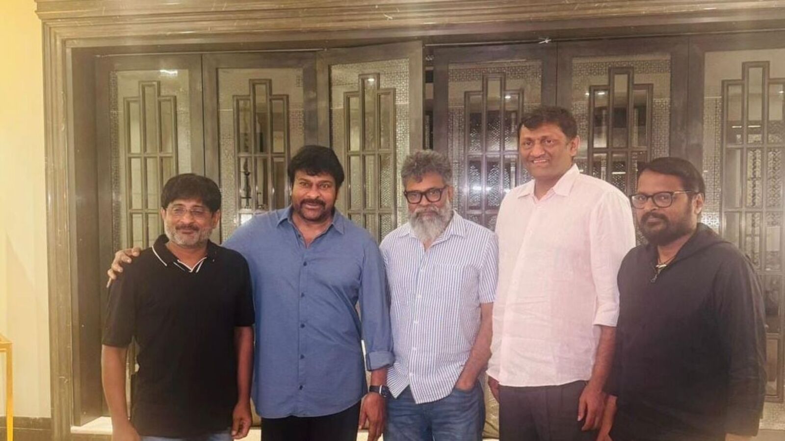 Chiranjeevi: మెగాస్టార్ చిరంజీవిని క‌లిసిన పుష్ప 2 టీమ్ - అల్లు అర్జున్ మిస్‌!