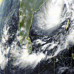 <p>ఉపరిత ఆవర్తనం, అల్పపీడనం ప్రభావంతో వాతావరణంలో మరిన్ని మార్పులు రావొచ్చు. చాలా చోట్ల కూడా వానలు కురిసే అవకాశం ఉంటుందని ఐఎండీ అంచనా వేస్తోంది.</p>
